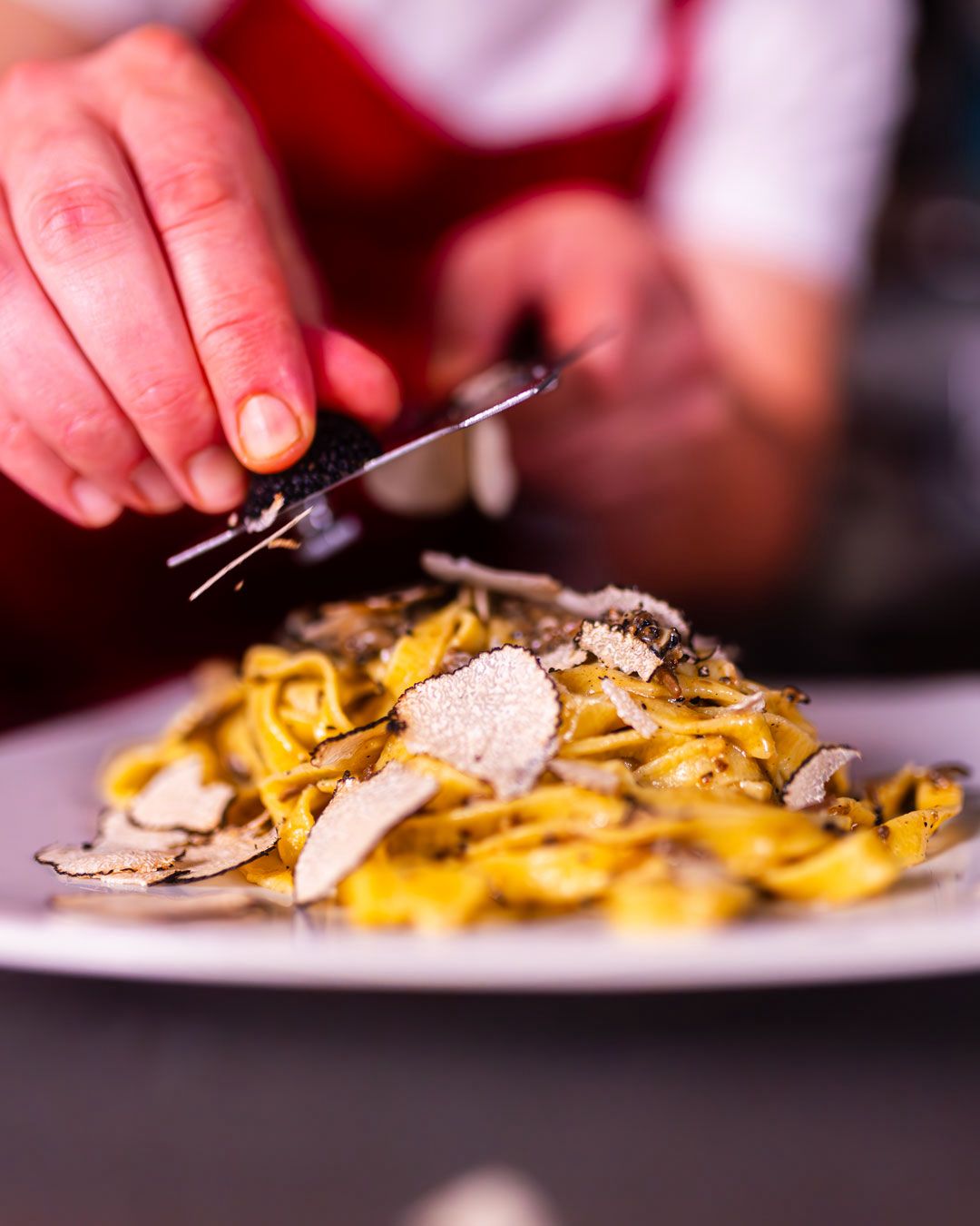 piatta di pasta con tartufo tagliato al momento